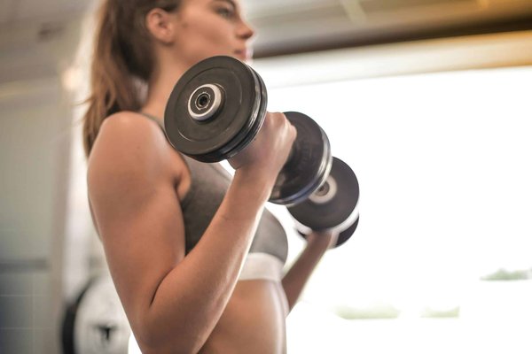 Comment adapter son entraînement en musculation en fonction de son niveau de forme physique